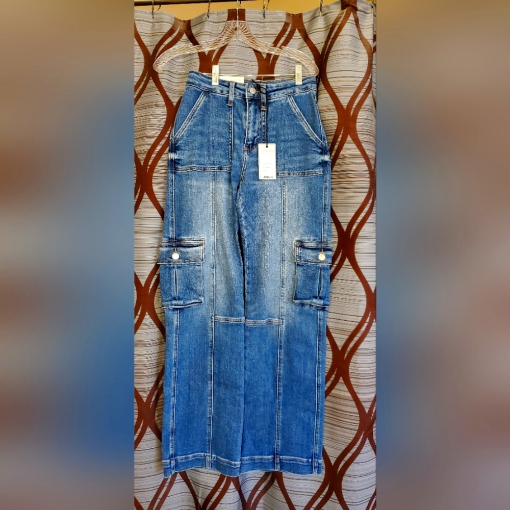 JUDY BLUE CARGO JEANS, HTF, sold out everywhere! Size 1. SUPER STRETCHY